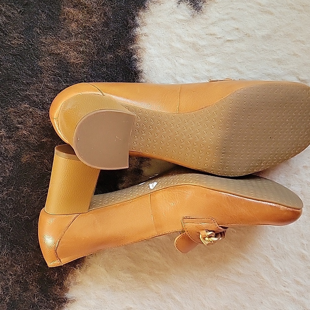 Saddle brown leather Chunky loafers with gold chain accent size 6.5 tahari